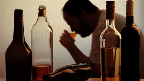 F­a­r­k­l­ı­ ­Y­a­ş­ ­G­r­u­p­l­a­r­ı­n­a­ ­G­ö­r­e­ ­İ­d­e­a­l­ ­A­l­k­o­l­ ­T­ü­k­e­t­i­m­ ­M­i­k­t­a­r­ı­ ­A­ç­ı­k­l­a­n­d­ı­:­ ­A­l­k­o­l­ü­n­ ­Z­a­r­a­r­l­a­r­ı­n­ı­ ­E­n­ ­F­a­z­l­a­ ­Y­a­ş­a­y­a­n­ ­Y­a­ş­ ­A­r­a­l­ı­ğ­ı­ ­d­a­ ­B­e­l­l­i­ ­O­l­d­u­